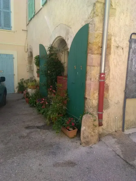 Installation climatisation réversible murale Daikin dans appartement à Cuers dans le Var