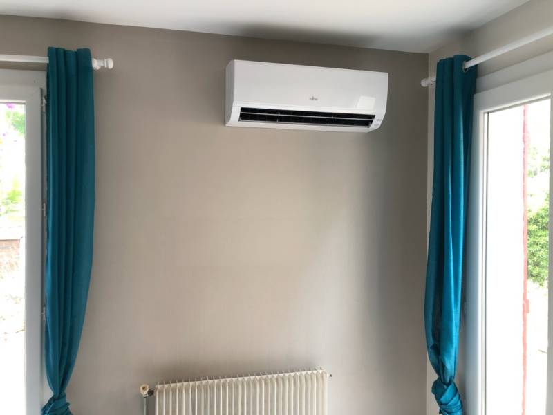 Installation climatisation réversible murale Daikin dans appartement à Cuers dans le Var